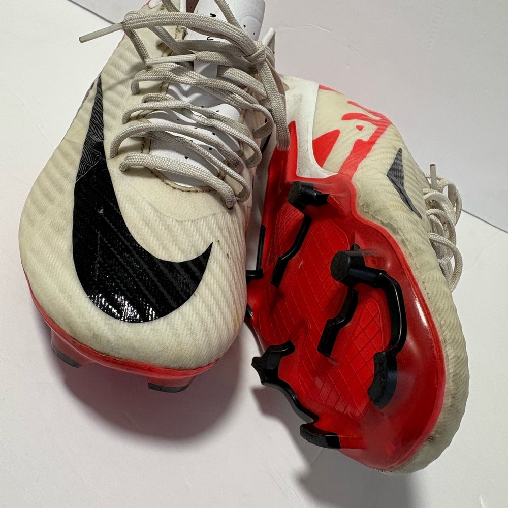 Nike Cream and Black Athletic Cleats - Picture 3 of 7